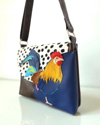 Trpělivost..hodně trpělivosti a nízký pud sebezáchovy..tak takhle vznikla kohoutí kabelka. A protože mám teď z toho všeho...