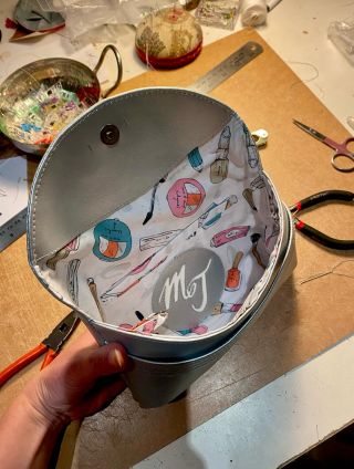 Ano, mohla jsem to načančat a nafotit kabelku na krásném pozadí, ale takováhle bordelózní je teď realita 😉 A osobní...